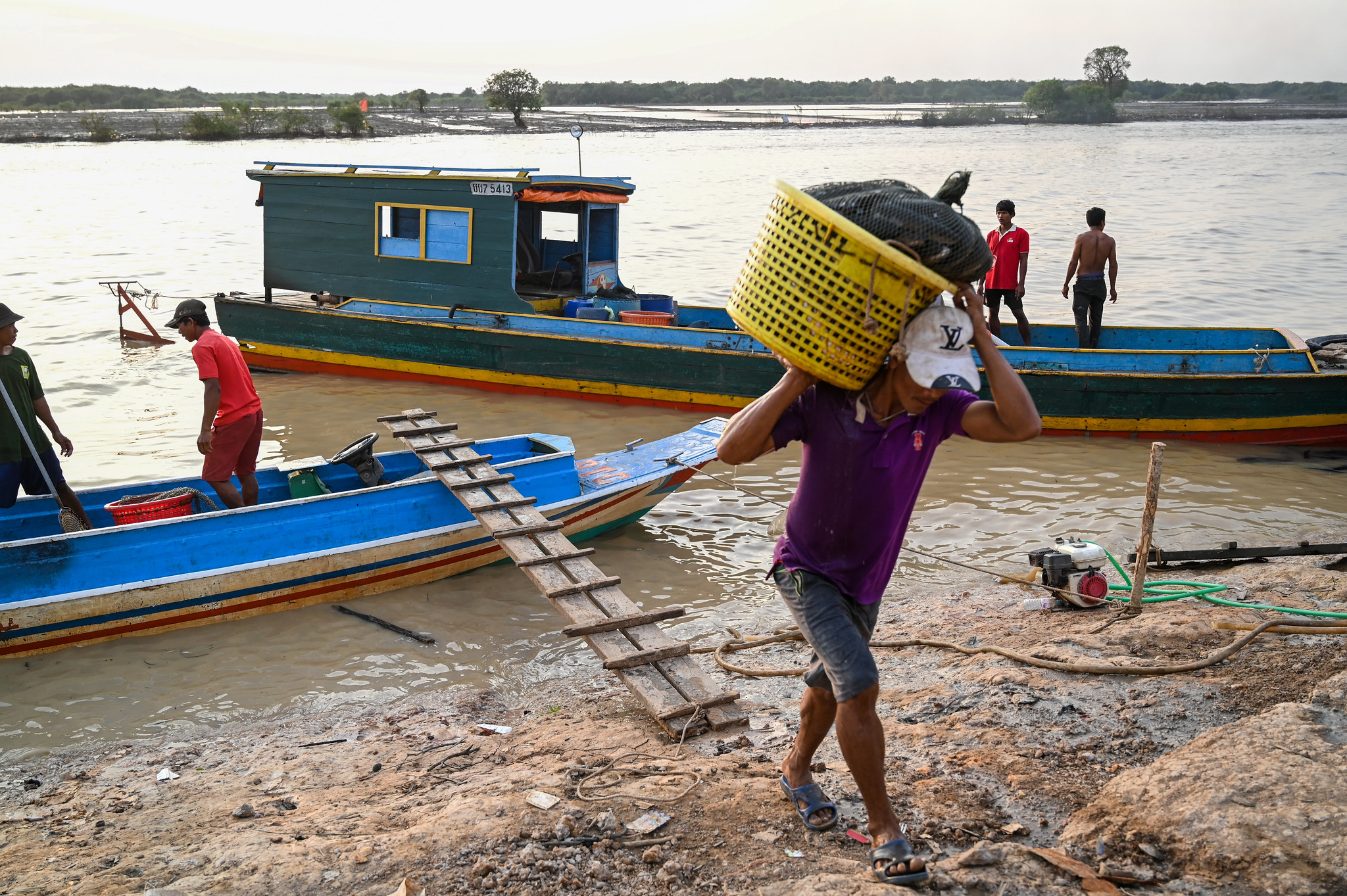 Pic by Neil Palmer (WorldFish). Fish are unloaded at the Chong Khneas landing site in Siem Reap, Cambodia.