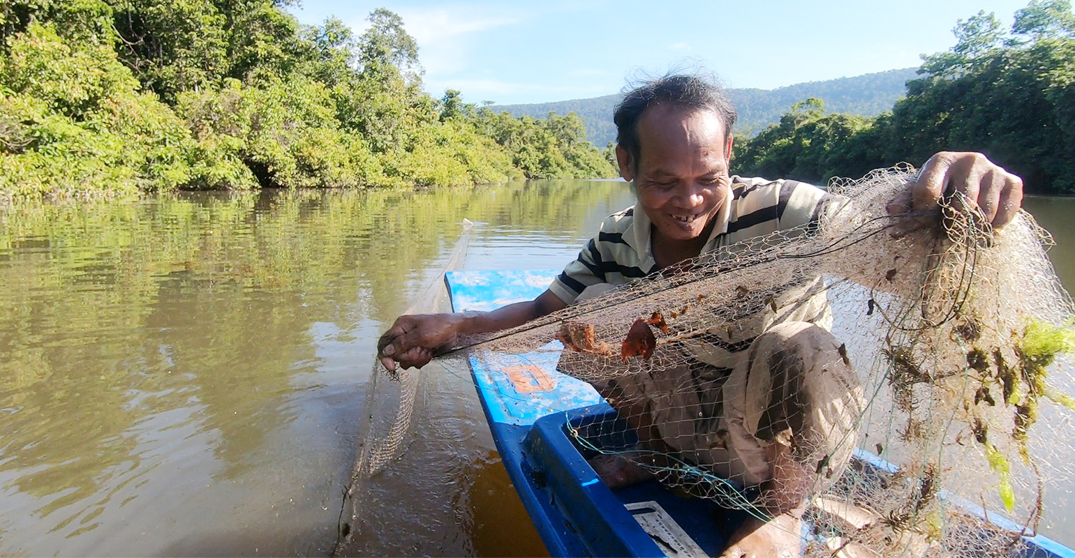 A Sre Ambel River fisher checks his net