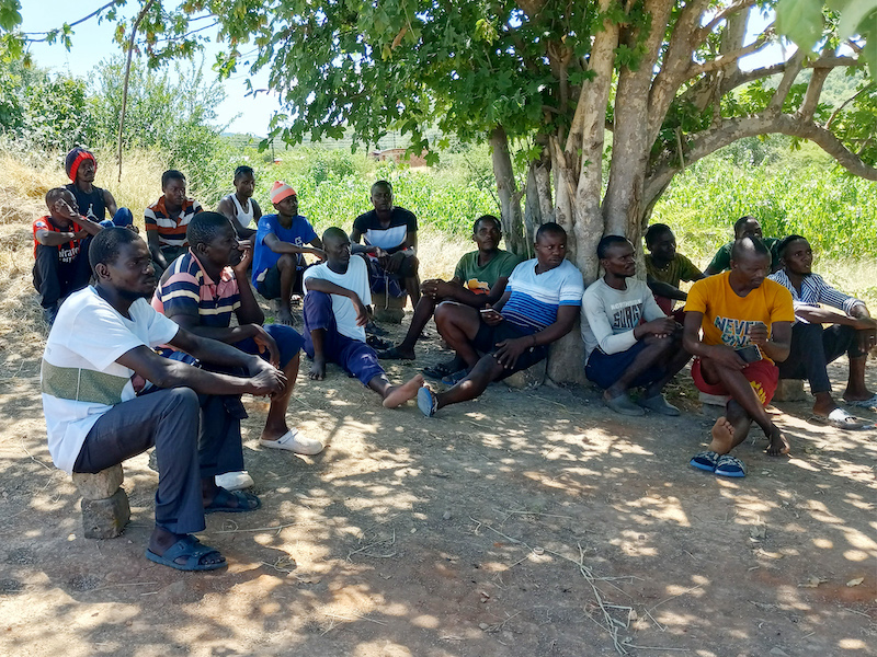 Crayfishers near Siavonga in discussions about methods of catching crayfish and aspects of the fishery and ecological impacts by the invasive species.