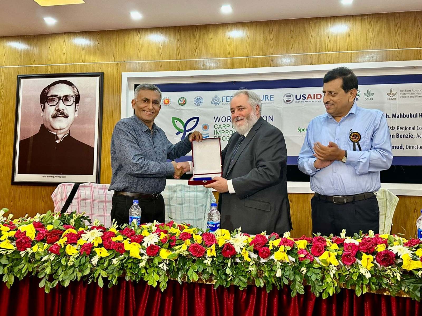 M. Gulam Hussain received an appreciation crest on behalf of the Fish Innovation Lab from John Benzie, acting director of Aquatic Food Biosciences for WorldFish.
