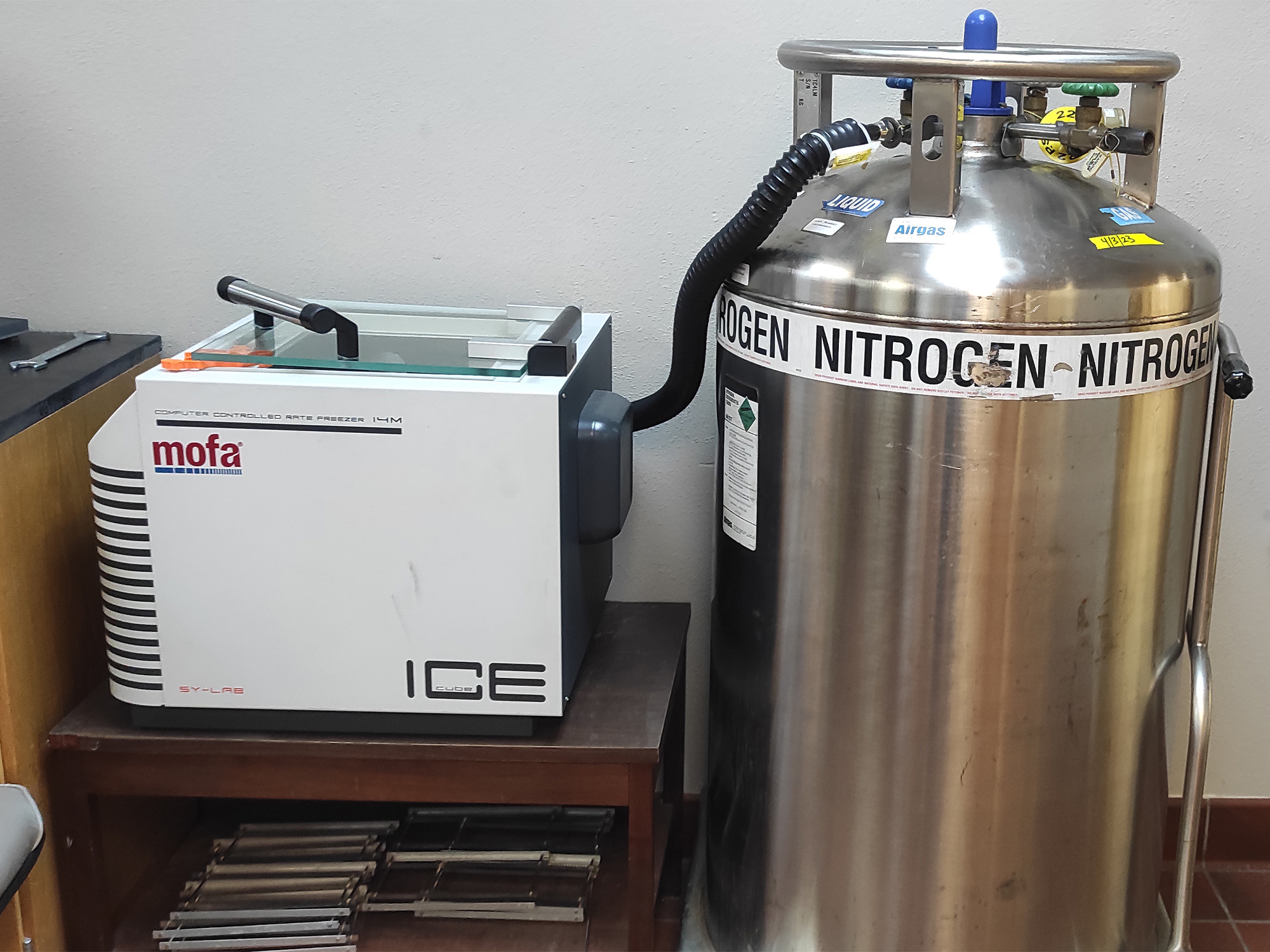 Sperm cooling machine connected with liquid nitrogen dewar